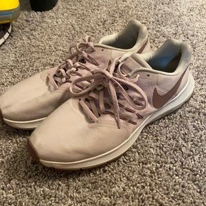 light purple nike running shoes